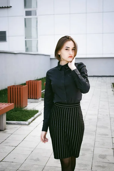 Street Portrait Student Girl Dressed Fashionably Dark Clothes Autumn Sunny — Stock Photo, Image