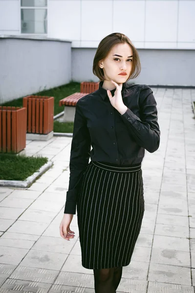 Street Portrait Student Girl Dressed Fashionably Dark Clothes Autumn Sunny — Stock Photo, Image