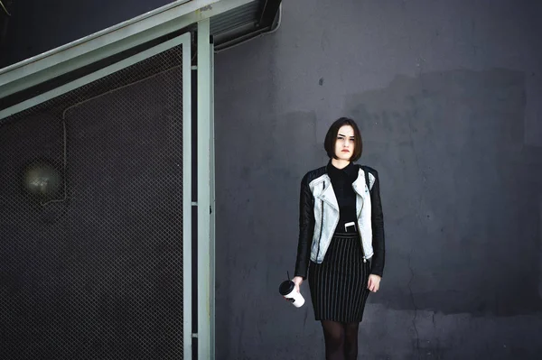 Retrato Rua Uma Menina Estudante Elegantemente Vestida Com Roupas Escuras — Fotografia de Stock