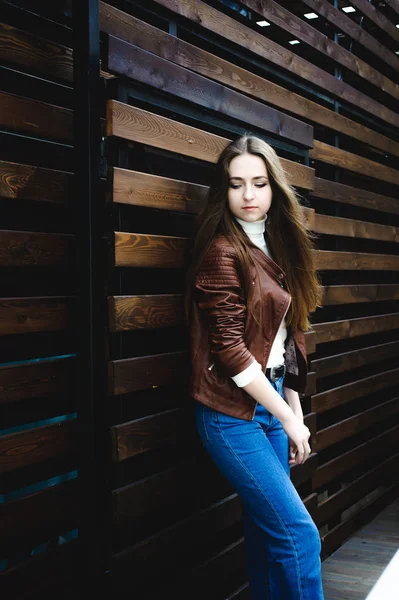 Gatuporträtt Kvinnlig Student Moderiktiga Kläder Blå Jeans Och Brun Jacka — Stockfoto