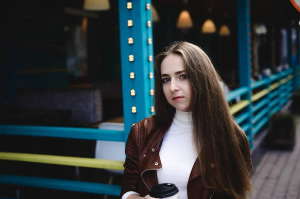 Gatuporträtt Kvinnlig Student Moderiktiga Kläder Blå Jeans Och Brun Jacka — Stockfoto