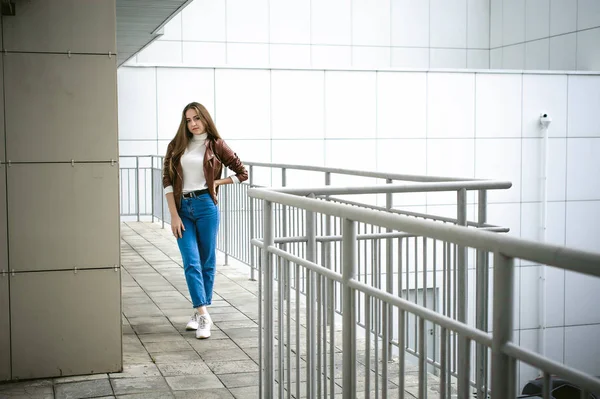 ファッショナブルな服 青いジーンズと茶色のジャケット 屋外での女性学生のストリートポートレート — ストック写真