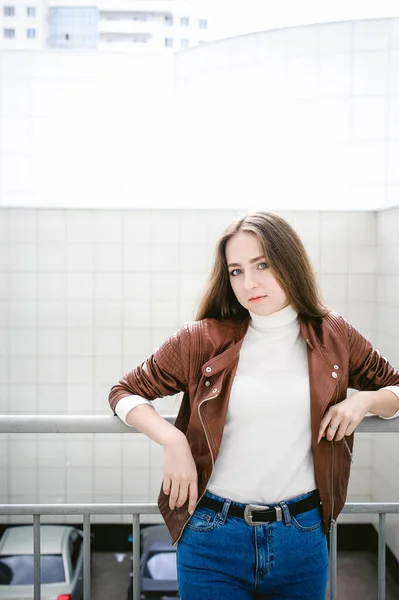 Gatuporträtt Kvinnlig Student Moderiktiga Kläder Blå Jeans Och Brun Jacka — Stockfoto