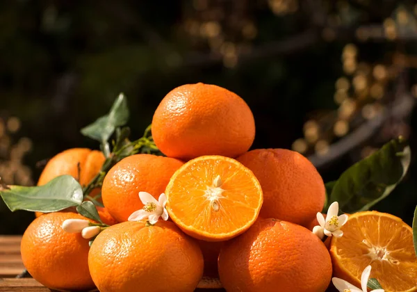 Oranges Juteuses Fraîches Dans Jardin Sur Une Table Avec Fleur — Photo