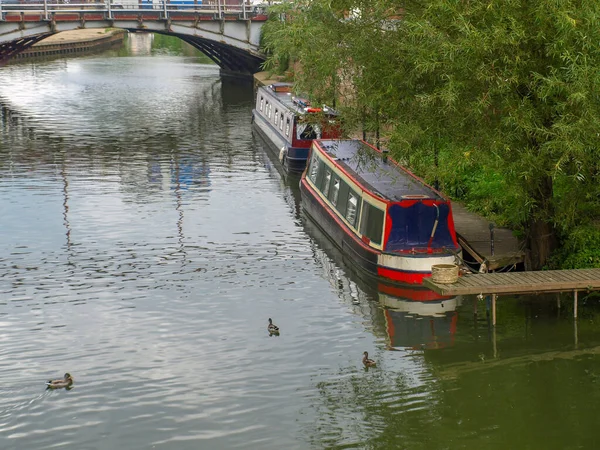 Flussblick Mit Festmachenden Schmalbooten Und Einer Brücke Tewkesbury Gloucestershire Großbritannien — Stockfoto