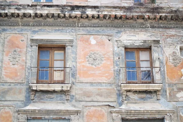 Fachada Antiga Casa Com Duas Janelas — Fotografia de Stock