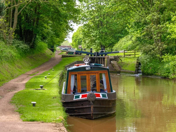 Barco Estrecho Entre Dos Cerraduras Canales Canal Unión Shropshire Cerca — Foto de Stock