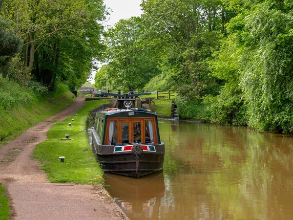 Aangemeerd Smalbootje Tussen Twee Sluisjes Het Shropshire Union Canal Bij — Stockfoto
