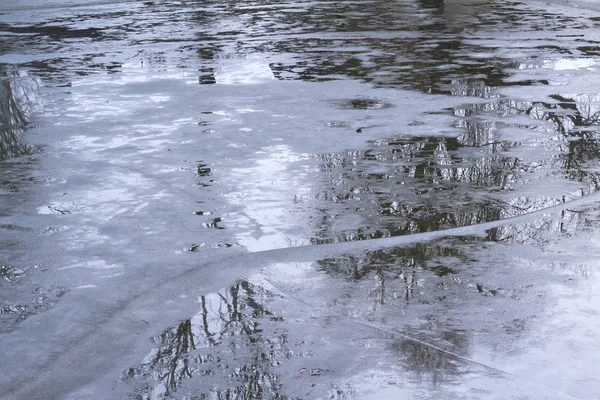 湖の上には氷の覆いがあり — ストック写真