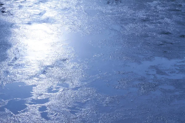 湖の上には氷の覆いがあり — ストック写真