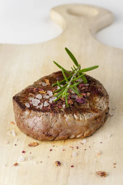 Gegrilltes Steak Mit Salz Auf Holz — Stockfoto