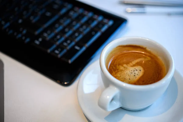 Cup Coffee Tesk Computer Keyboard — Stock Photo, Image