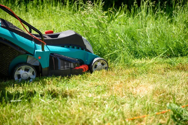 Close Electro Lawnmower Cutting Grass Garden Home — Stock Photo, Image