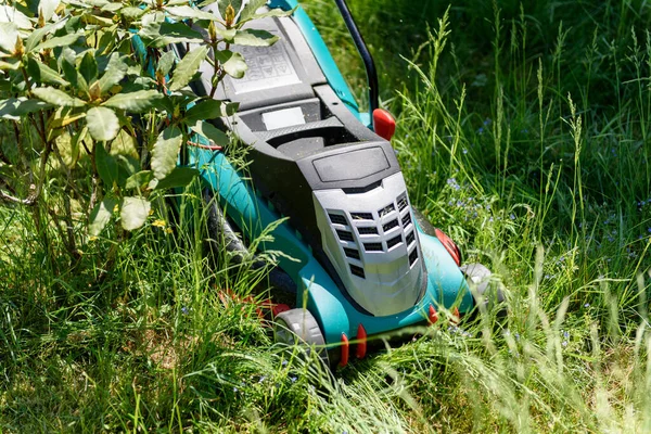 Elektro Çim Biçme Makinesinin Yanına Git Bahçedeki Çimleri Kes — Stok fotoğraf