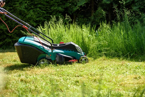 Manusia Memotong Rumput Dengan Mesin Pemotong Rumput Elektro Kebunnya — Stok Foto