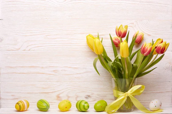 Gekleurde Paaseieren Lente Tulpen Bloemen Vaas Lint Houten Ondergrond Wenskaart — Stockfoto