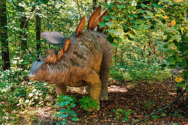 Μεγάλο Μοντέλο Προϊστορικού Δεινόσαυρου Στεγόσαυρου Στη Φύση Ρεαλιστικό Τοπίο — Φωτογραφία Αρχείου