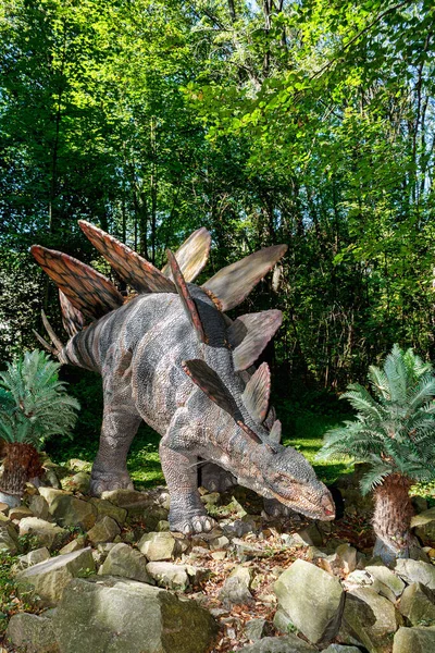 Μεγάλο Μοντέλο Προϊστορικού Δεινόσαυρου Στεγόσαυρου Στη Φύση Ρεαλιστικό Τοπίο — Φωτογραφία Αρχείου