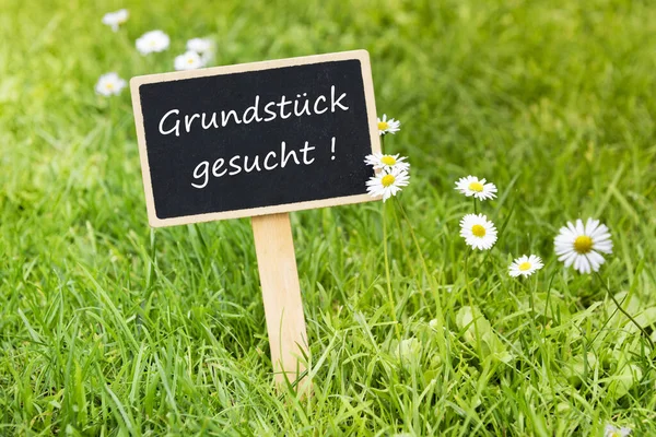Holzschild Mit Gras Und Blumen — Stockfoto