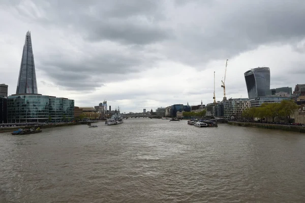 从塔桥俯瞰伦敦的景色 — 图库照片