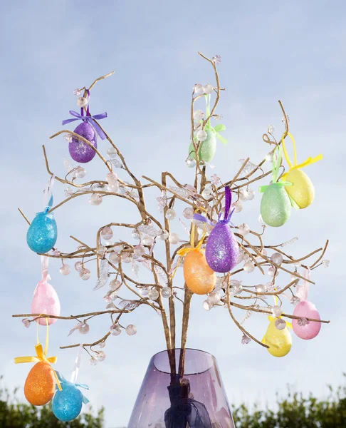 Wielkanocne Jajko Dekoracja Drzewa Przed Jasnym Błękitnym Niebem — Zdjęcie stockowe