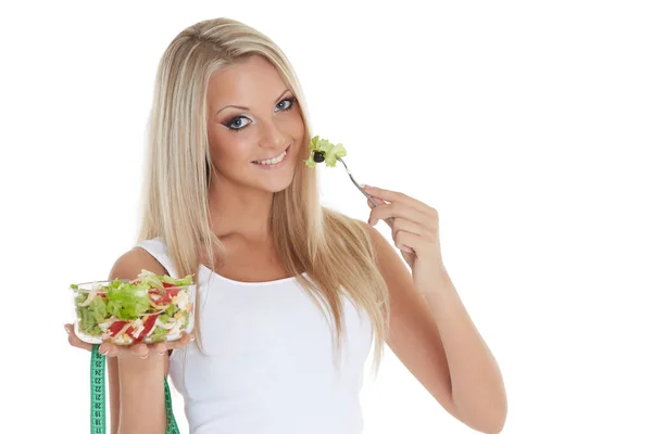 Mulher Jovem Esbelta Com Fita Métrica Mantém Uma Tigela Salada — Fotografia de Stock