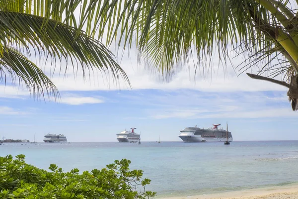 Cruceros Gigantes Caribe Gran Caimán — Foto de Stock