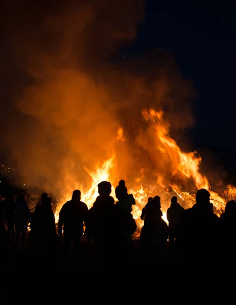 Siluetas Personas Frente Gran Fuego Pascua — Foto de Stock