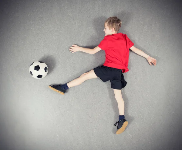 Хлопчик Червоній Сорочці Зверху Грає Футбол — стокове фото