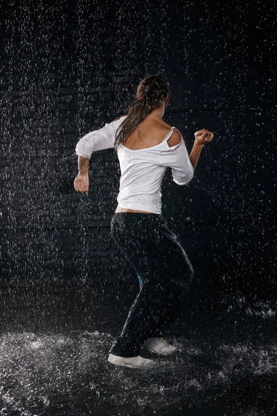 Das Schöne Mädchen Tanzt Wasser Unter Regen Auf Schwarzem Hintergrund — Stockfoto