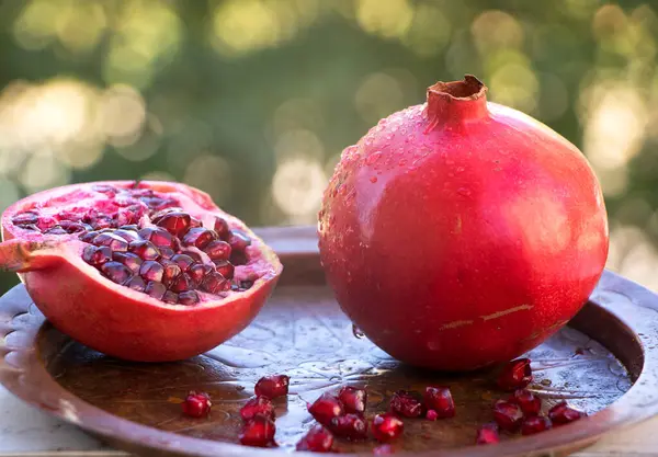 Fresh Pomegranate Sliced U200B U200Bpomegranate Seeds Copper Plate Garden — Stockfoto