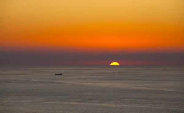 Einsame Segelboot Silhouette Vor Dem Goldenen Sonnenuntergang — Stockfoto