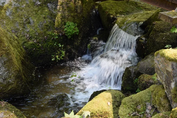 Bella Cascata Sullo Sfondo Della Natura — Foto Stock