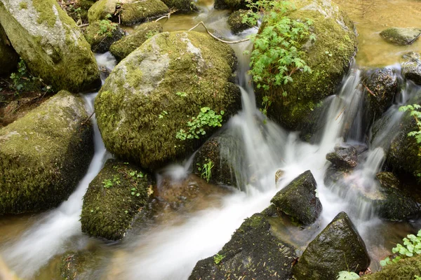 自然背景下美丽的瀑布 — 图库照片