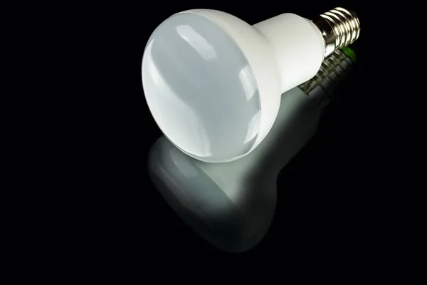 Weiße Innovation Energiesparende Led Lampe Auf Schwarzem Hintergrund — Stockfoto