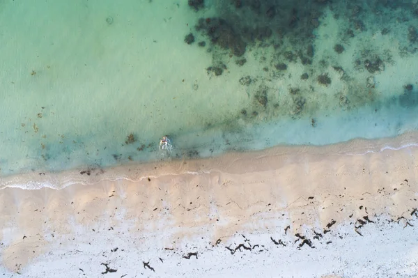 Légi Drón Kilátás Gyönyörű Fiatal Kék Bikini Egy Nagy Strand — Stock Fotó