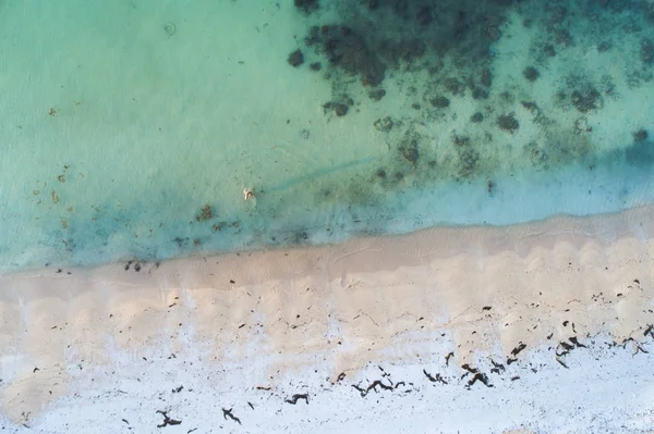 Letecký Drone Pohled Krásné Mladá Žena Modrými Bikinami Skvělé Pláži — Stock fotografie