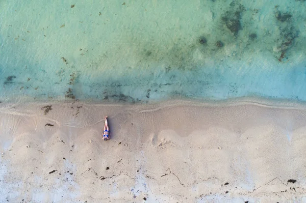 타이의 해변에 비키니를 아름답고 — 스톡 사진
