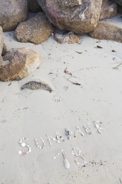 Palavra Verão Escrito Com Conchas Areia Uma Praia Tailândia Koh — Fotografia de Stock