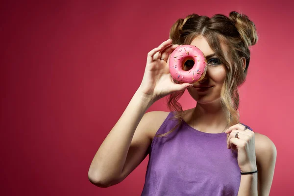 Fröhliche Junge Frau Bikini Und Top Mit Leckerem Donut Auf — Stockfoto