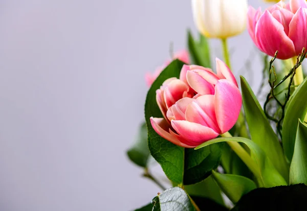 Kytice Bílých Růžových Tulipánů Před Jasným Pozadím — Stock fotografie