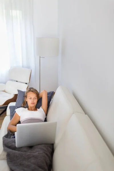 Preciosa Joven Mujer Usando Tableta Mientras Trabaja Desde Casa — Foto de Stock