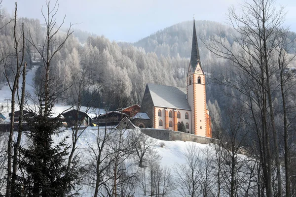 Församlingskyrkan Heiligenblut Tillägnad Vincent Den Gotiska Kyrkan Invigdes 1491 — Stockfoto