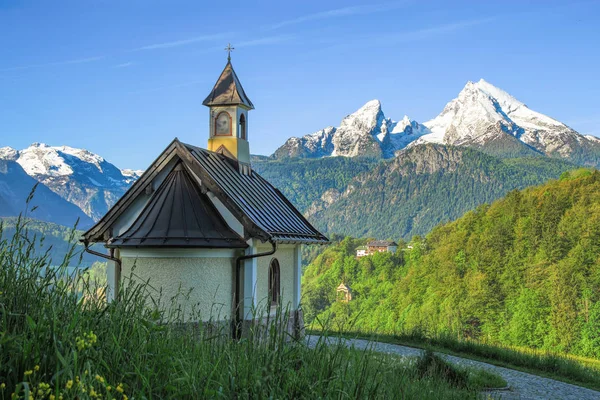 Jarní Krajina Kapličkou Zasněženou Watzmannovou Horou Bavorském Národním Parku Berchtesgaden — Stock fotografie
