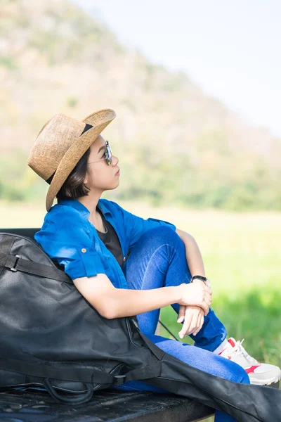 Jóvenes Mujeres Asiáticas Pelo Corto Desgaste Sombrero Gafas Sol Llevan — Foto de Stock