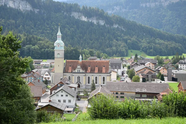 Kyrka Bezau Plats Vorarlberg Bregenzerwald Brefenzerwaldgebirge Austrien Torn Stad Berg — Stockfoto