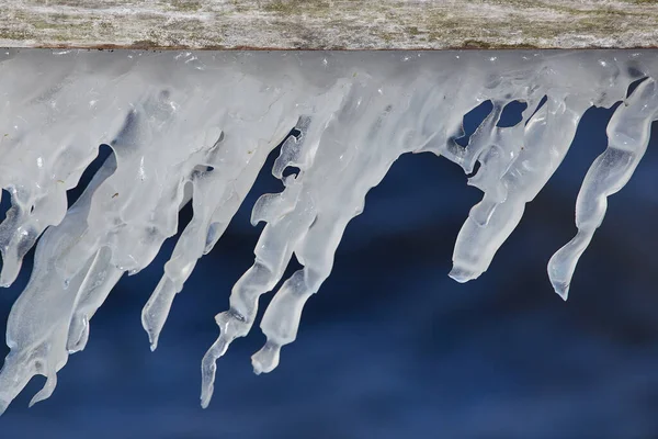 寒冷冬日的冰柱 — 图库照片