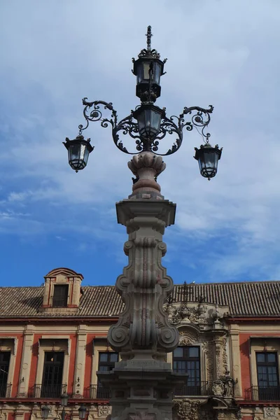 Lantaarn Voor Het Aartsbisschoppelijk Paleis Sevilla — Stockfoto