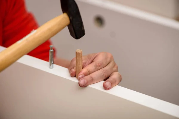 Handyman Diy Construção Casa Close Mãos Martelando Uma Cavilha Madeira — Fotografia de Stock
