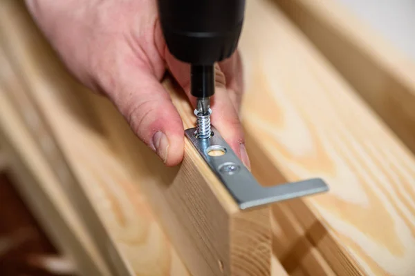 Close Mãos Carpinteiro Com Chave Fenda Sem Fio Montagem Móveis — Fotografia de Stock